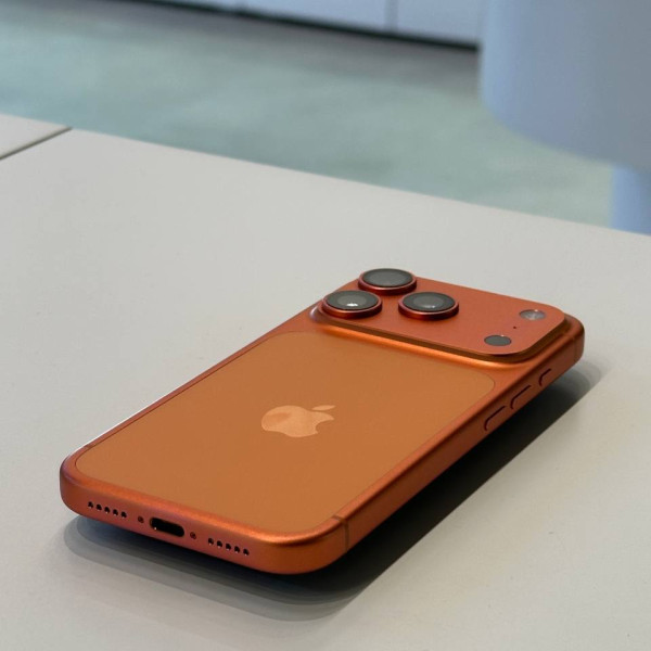 Apple iPhone 17 Pro 256 ГБ (eSIM) «Оранжевый» — фото 2